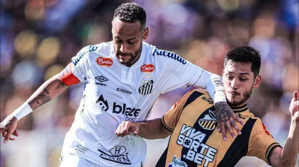 Neymar durante disputa de bola no jogo Novorizontino x Santos • Divulgação / Paulistão
