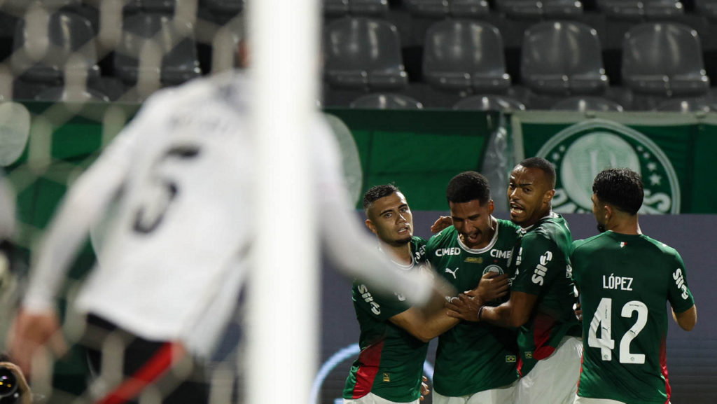 Palmeiras 5 x 1 Vitória. O jogador Murilo, da SE Palmeiras, comemora seu gol contra a equipe do EC Vitória, durante partida válida pela segunda rodada, do Campeonato Brasileiro, Série A, na Arena Baruei. (Foto: Cesar Greco/Palmeiras/by Canon)