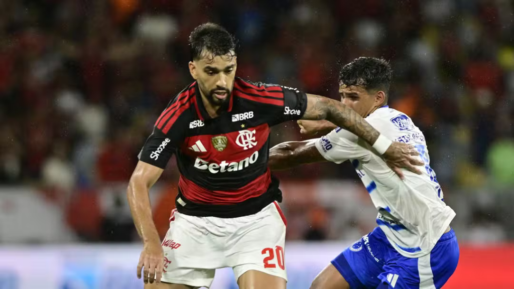 Paquetá sofreu fratura no dedo em Flamengo x Cruzeiro — Foto: Reprodução / TV Globo