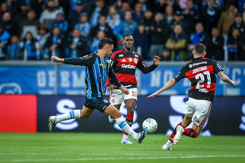 Flamengo domina o Grêmio e vence em Porto Alegre RS - FUTEBOL/CAMPEONATO BRASILEIRO 2026/GREMIO x FLAMENGO - ESPORTES - Lance da partida entre Gremio e Flamengo disputada na noite deste domingo, na Arena do Gremio, em partida valida pela Campeonato Brasileiro 2026. FOTO: LUCAS UEBEL/GREMIO FBPA