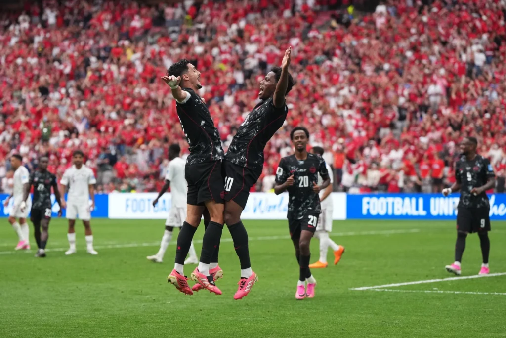 Em jogo de 6 gols, Canadá atropela o Catar Jogadores canadenses comemoram um gol. Foto: AP.