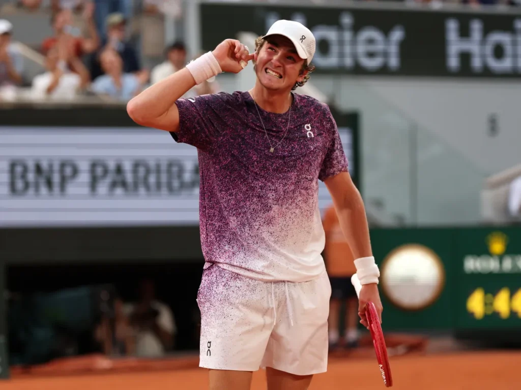 João Fonseca se lamenta durante partida contra Jakub Mensik, em Roland Garros — Foto: Clive Brunskill/Getty Images