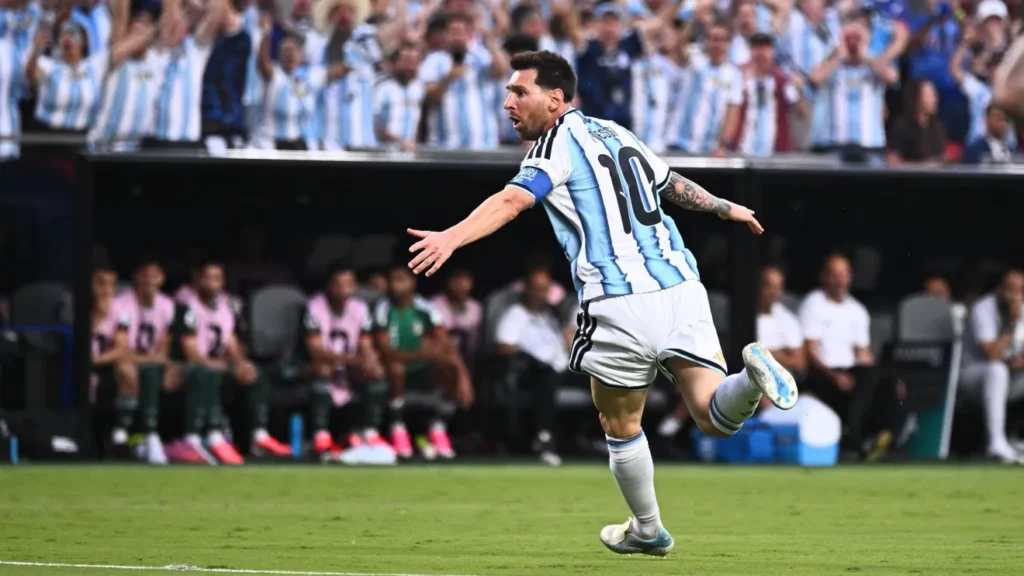 GOAT. Messi faz golaço, Argentina vence a Argélia e começa a Copa com atuação de campeã