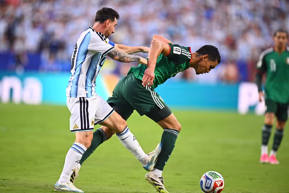 Lance polêmico de Messi, para expulsão, viraliza na internet Com a sola, Messi acerta a panturrilha de Mandi — Foto: Tom Weller/Getty Images