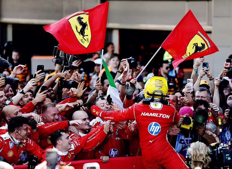 Hamilton encerra jejum, vence pela primeira vez com a Ferrari e faz história em Barcelona