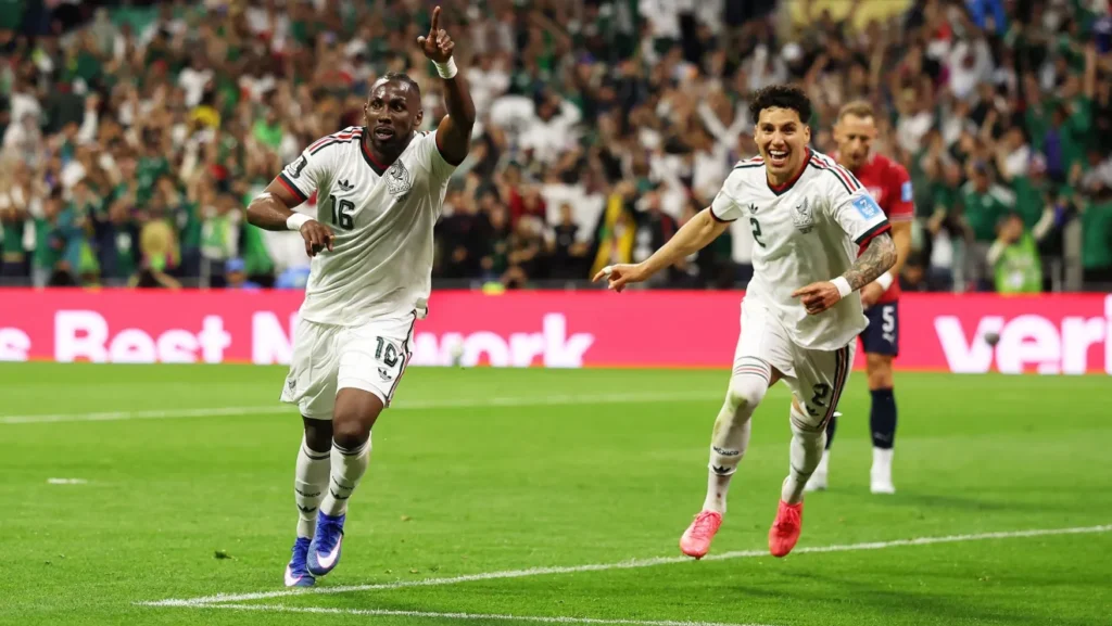 Fim do carrossel Julián Quiñones (à esquerda), do México, celebrando o gol marcado sobre a Tchéquia, pela Copa do Mundo • Lars Baron/Getty Images