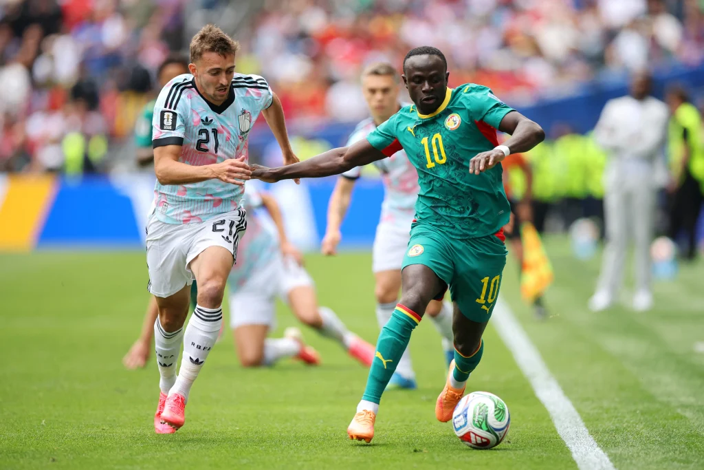 Com pipocada histórica de Senegal, Bélgica cresce na hora certa no campeonato