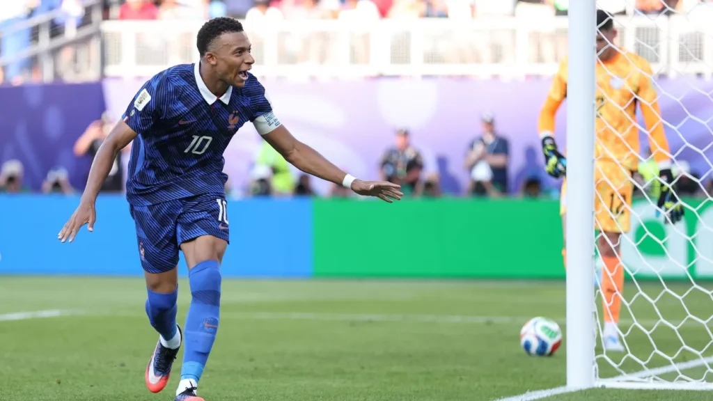 França vence o Paraguai e encerra sonho histórico no mata-mata da Copa