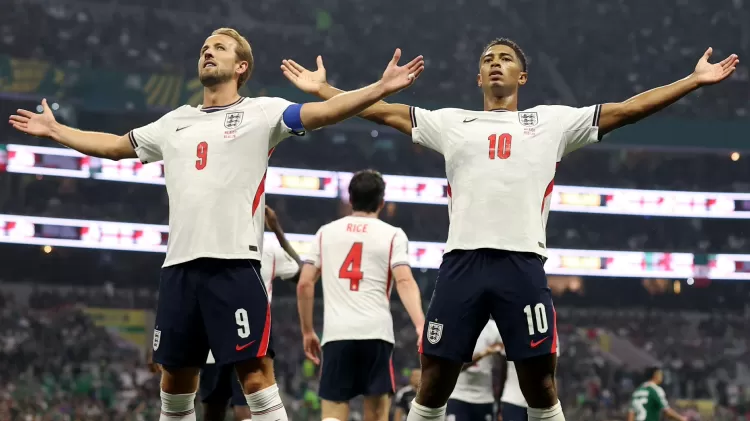 Em jogo de 5 gols, Inglaterra vence o México e avança na Copa do Mundo Kane e Bellingham comemora gol da Inglaterra contra o México na Copa do Mundo Imagem: Reprodução/X