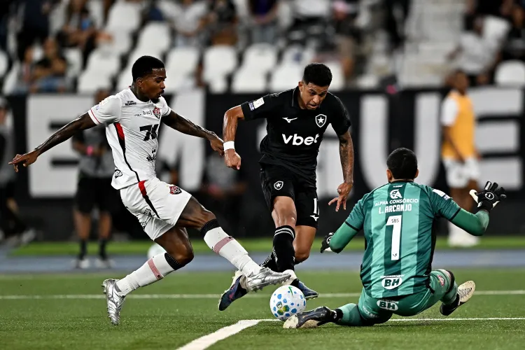 Em noite heroica de Lucas Arcanjo, Vitória empata com Botafogo Matheus Martins, do Botafogo, finaliza para a defesa de Lucas Arcanjo, goleiro do Vitória Imagem: ANDRÉ FABIANO/CÓDIGO19/ESTADÃO CONTEÚDO