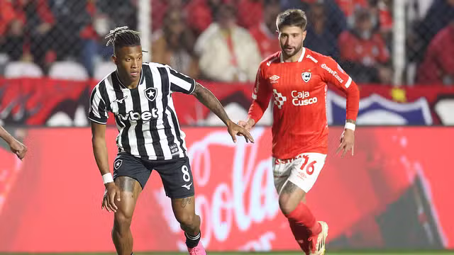 Botafogo joga mal e toma 6 do Cieciano, nas oitavas da Sul-Americana Danilo em Cienciano x Botafogo (Foto: Vitor Silva / Botafogo)