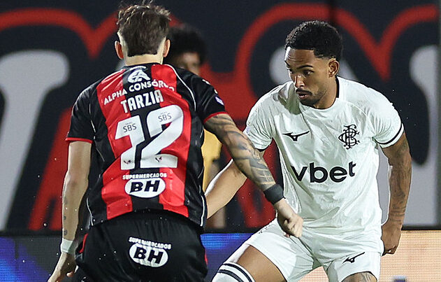 Vitória vence Botafogo e se aproxima do G-10 do Brasileirão Vitória 1 x 0 Botafogo.