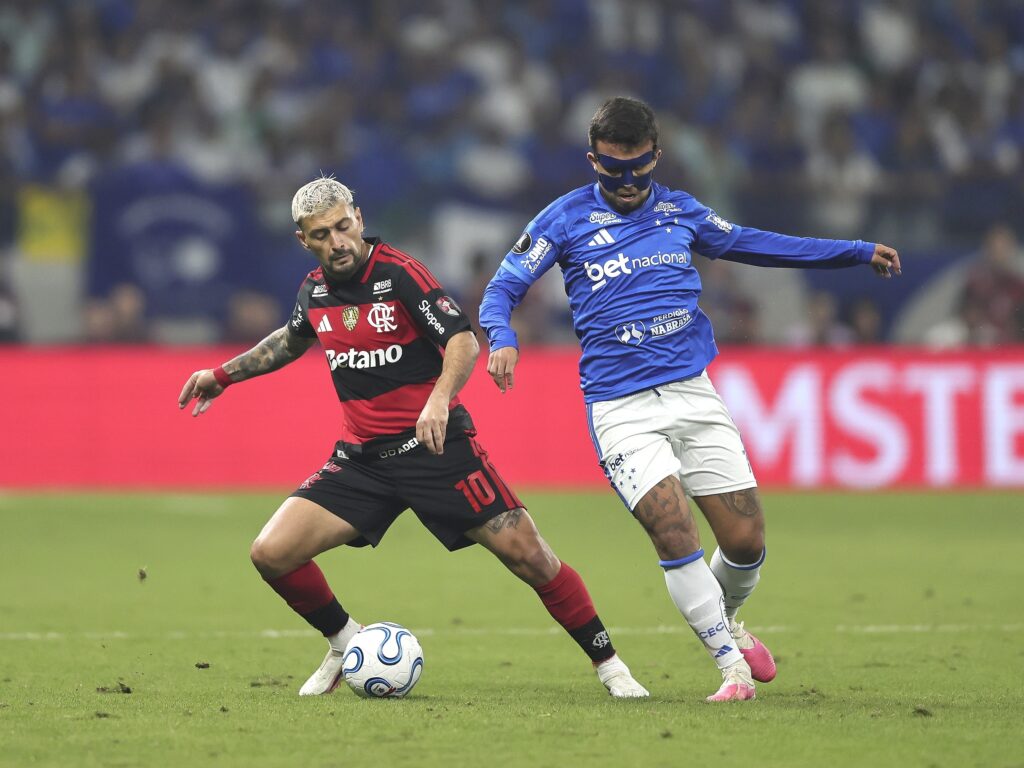 Cruzeiro e Flamengo empatam nas oitavas da Libertadores Cruzeiro x Flamengo.