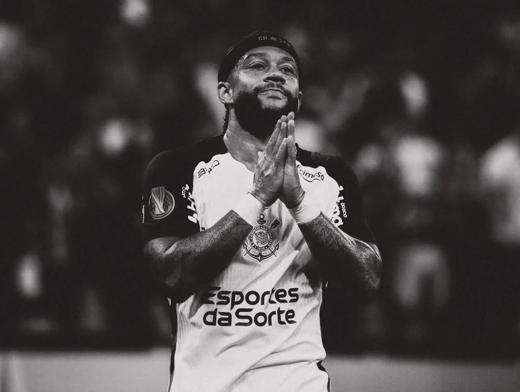 Corinthians desiste de renovar com Memphis Depay por problemas financeiros Corinthians desiste de renovar com Memphis Depay após pressão política Foto: Reprodução