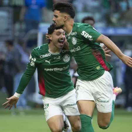 Palmeiras goleia o Vasco e abre vantagem na liderança do Brasileirão Flaco López, do Palmeiras, comemora gol marcado contra o Vasco no Brasileirão Imagem: Anderson Romao/Anderson Romão/AGIF