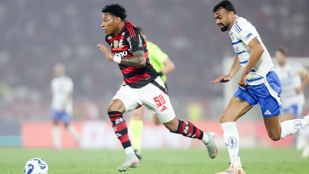 Ancelotti envia auxiliares para assistir Cruzeiro x Flamengo em jogo da Libertadores Carlo Ancelotti começa a acompanhar novos nomes para a Seleção Brasileira – Foto: Samara Moumei/CBF / Jogada10