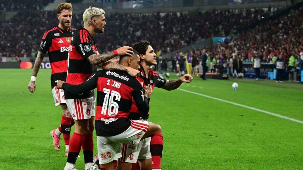 Jogadores do Flamengo comemoram gol de Samuel Lino contra o Cruzeiro Pablo PORCIUNCULA / AFP via Getty Images