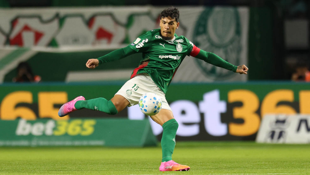 Palmeiras joga bem e vence o São Paulo O jogador Gustavo Gómez, da SE Palmeiras, em jogo contra a equipe do São Paulo FC, durante partida válida pela vigésima sétima rodada, do Campeonato Brasileiro, Série A, na arena Nubank Parque. (Foto: Cesar Greco/Palmeiras/by Canon)
