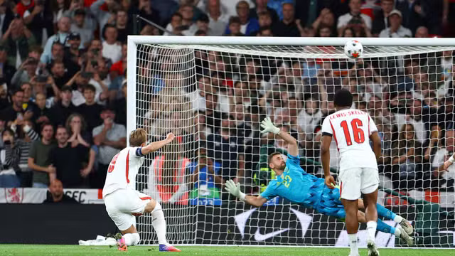 Em jogaço de viradas, Espanha bate a Inglaterra em Wembley Harry Kane escorrega ao bater pênalti em Inglaterra x Espanha (Foto: REUTERS/Peter Cziborra)