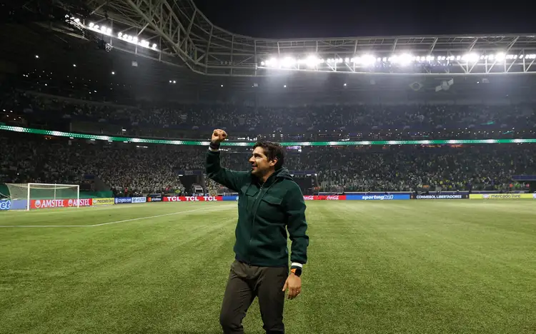 Abel recebe sondagem do Sporting, e Palmeiras se apoia em contrato O técnico Abel Ferreira durante jogo no Nubank Parque - (Foto: Cesar Greco/Palmeiras/by Canon)