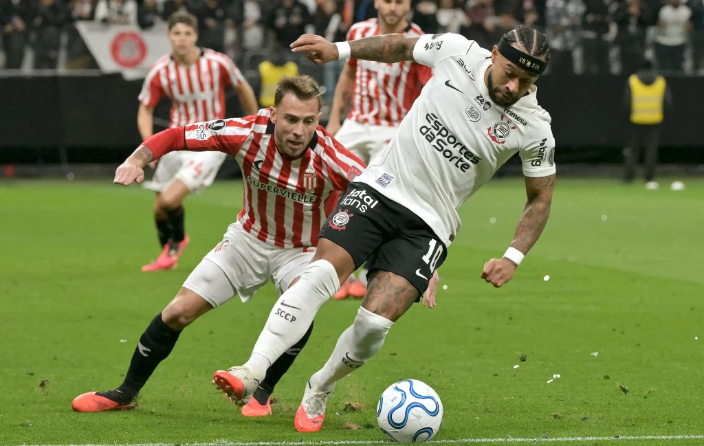 Memphis perde pênalti e Corinthians é eliminado pelo Estudiantes Corinthians 0 x 1 Estudiantes. (Foto: Nelson Almeida/AFP)