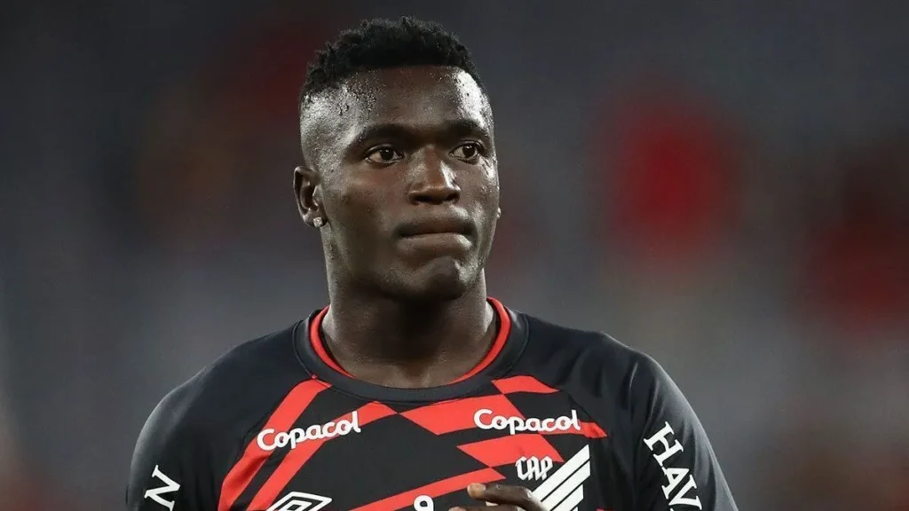 Artilheiro do Brasileirão, Viveros desperta interesse do Aston Villa Viveros, do Athletico Paranaense • Luis Miguel Ferreira/athletico.com.br