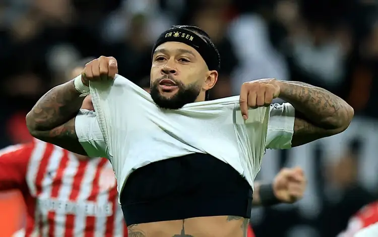 Memphis Depay fica de fora da primeira convocação de Xavi pela Holanda Memphis Depay fica desolado após perder o pênalti para o Corinthians contra o Estudiantes - (Foto: Miguel SCHINCARIOL / AFP)