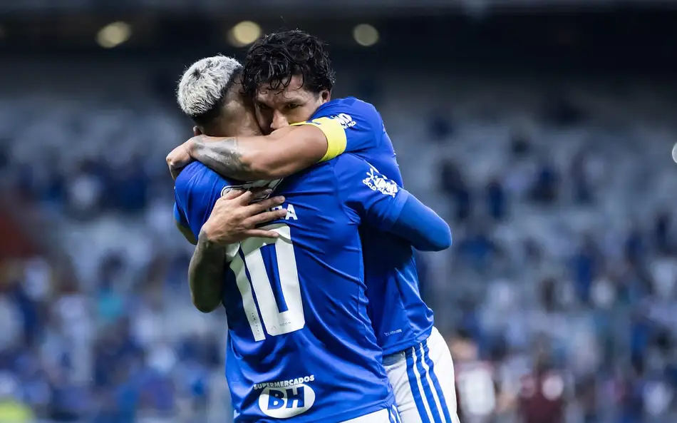 Cruzeiro goleia o Athletico-PR e encosta no G-4 do Brasileirão Romero comemora gol com Matheus Pereira (Foto: Gustavo Aleixo/Cruzeiro)