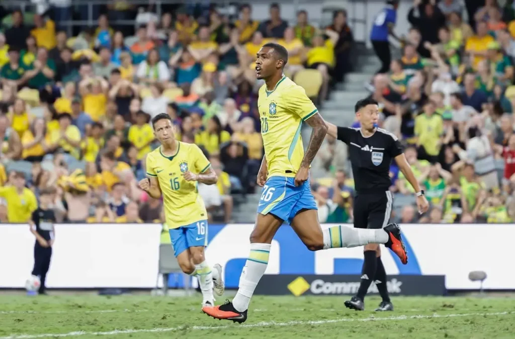 Brasil joga mal e empata com a Austrália em Townsville O atacante Rayan comemora o gol de empate do Brasil contra a Austrália Rafael Ribeiro/ CBF