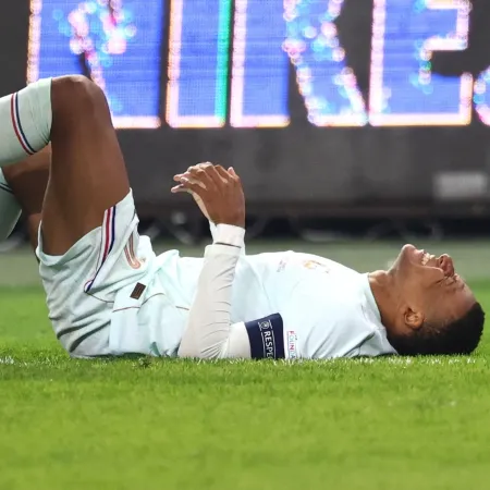 Mbappé sofre lesão no tendão do joelho após fazer gol e é cortado da França Mbappé marcou contra a Turquia, pela Liga das Nações, mas sentiu dores logo em seguida e teve que sair Imagem: FRANCK FIFE / AFP