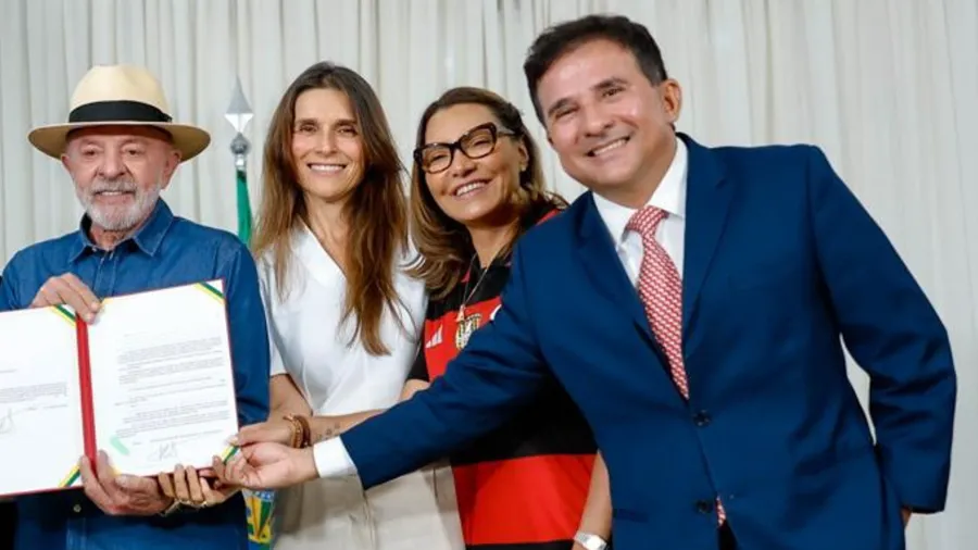 Clubes boicotam reunião com Ministro do Governo Lula após insatisfação por veto das bets Presidente Lula, a primeira-dama Janja e o ministro do Esporte, Paulo Henrique Cordeiro Imagem: Ricardo Stuckert/PR