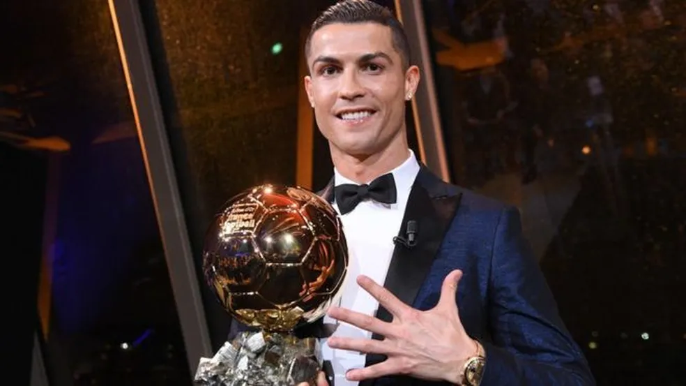 Cristiano Ronaldo ‘versão 2008’ é eleito melhor Bola de Ouro da história Cristiano Ronaldo foi eleito o melhor jogador do mundo na Bola de Ouro de 2008 Imagem: AFP