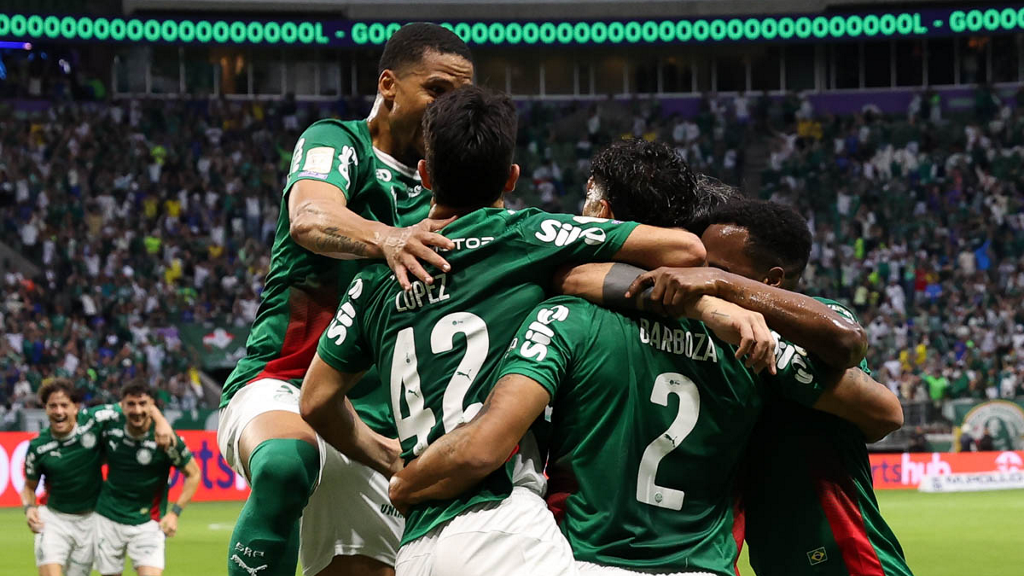 Palmeiras goleira o Corinthians e instala crise no rival Palmeiras 4 x 1 Corinthians.