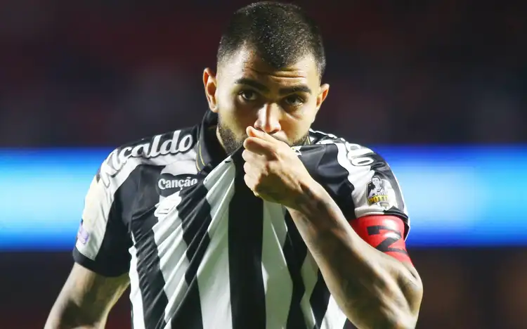 Em noite inspirada de Gabigol, Santos vence o São Paulo de virada Gabigol estava há 4 anos sem balançar as redes contra o São Paulo (Foto: Mauricio De Souza/AGIF/Folhapress)