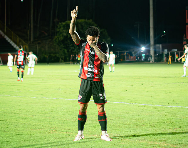 Vitória goleia Chapecoense e respira no Brasileirão Vitória 4 x 0 Chapecoense. Victor Ferreira-72530