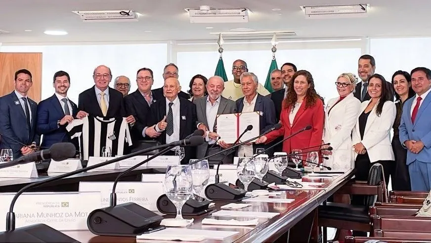 Santos renova com a União uso do CT Rei Pelé por mais 40 anos Assinatura do acordo entre Santos e governo federal pelo uso do CT Rei Pelé pelos próximos 40 anos contou com presidente Lula e dirigentes do clube • Reprodução/Instagram/@marcelopteixeira