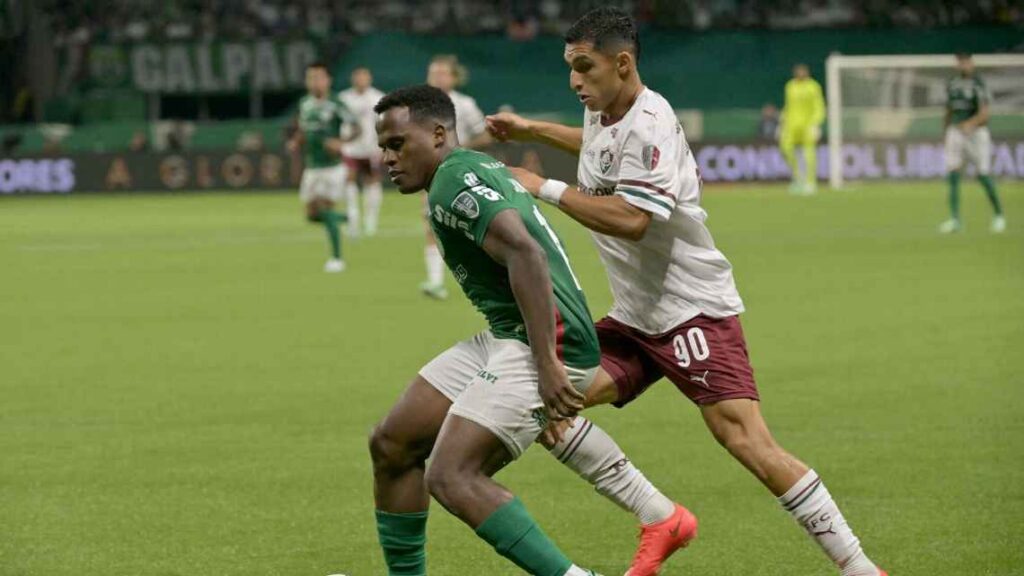 Carlos Miguel brilha, Palmeiras vence Fluminense nos pênaltis e vai à final da Libertadores Jhon Arias tenta escapar da marcação de Serna NELSON ALMEIDA / AFP via Getty Images