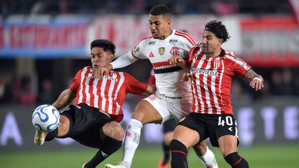 Samuel Lino, do Flamengo, em partida contra o Estudiantes, em La Plata, pela Libertadores Marcelo Endelli/Getty Images